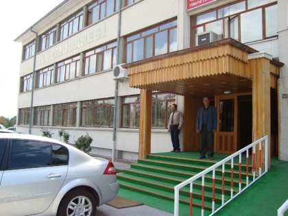 Ibrahimpaşa Muhtar voor het Nevşehir provinciegebouw (İl Özel İdaresi)
